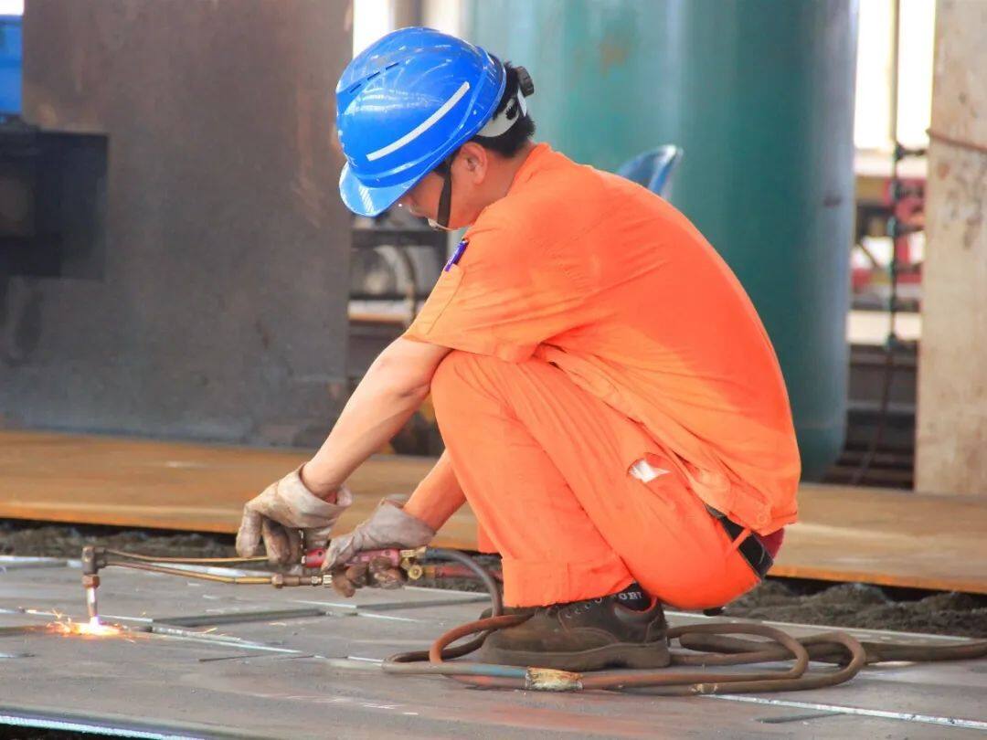 
    热热热热热！辉创人不惧挑战，迎战高温保生产！
